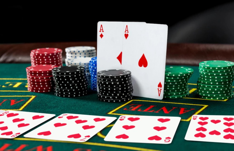 Situs vs. Traditional Casinos: Benefits and Drawbacks for Players